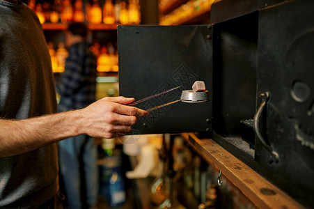 咖啡店男水烟机酒吧洗煤抽水烟传统文化放松草香气男水机酒吧洗煤热的图片