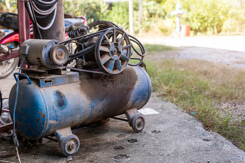 压力计工厂用旧皮斯顿空气蓝色压缩机回收泰国农村风格的工业农产和家用发动机活塞图片
