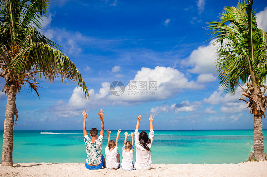 一家人在海边度假玩耍图片