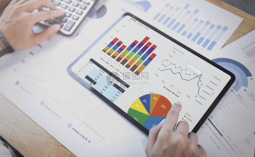 商业女人使用平板分析公司金融战略统计成功概念和未来在办公室规划的石图用于分析公司财务战略的成功概念报告伙伴会议图片