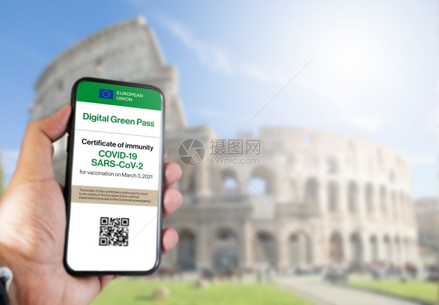 Covid19旅行不受限制的豁免欧元联盟的数字绿色通行证配有QR码的European联盟在移动屏幕上由手握着的机屏幕上其背景下大图片