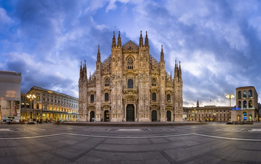 全景2015年月3日205年月3日意大利米兰大教堂和杜奥莫广场MilansMilanITALY是世界第二大天主教堂尖塔建造图片