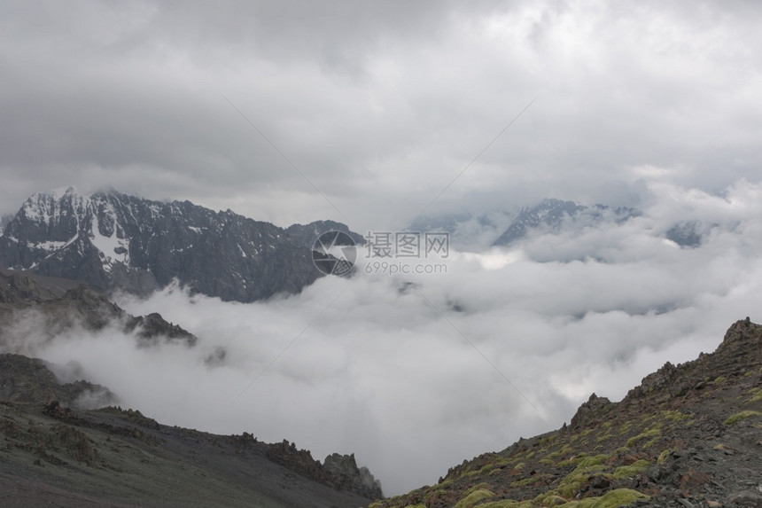 公园吉尔斯坦的山景谷中岩石雪和头山全景吉尔斯坦阿拉图山脉天阿拉尔恰吉斯坦的山景全天空攀登图片