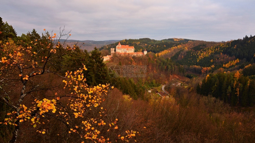 美丽的古老城堡在森林中与秋天风景的美丽古老城堡潘斯捷因欧洲捷克拱建造筑学图片