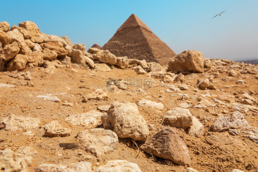 老的呸教科文组织埃及金字塔前吉萨沙漠中的岩石埃及金字塔前吉萨沙漠中的岩石图片