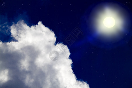 神秘夜空星中的月亮照云彩地平线水的图片