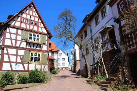 门蓝色的建筑学迪尔斯贝格是一个千年的美丽中世纪小镇有着传统的木制房屋图片