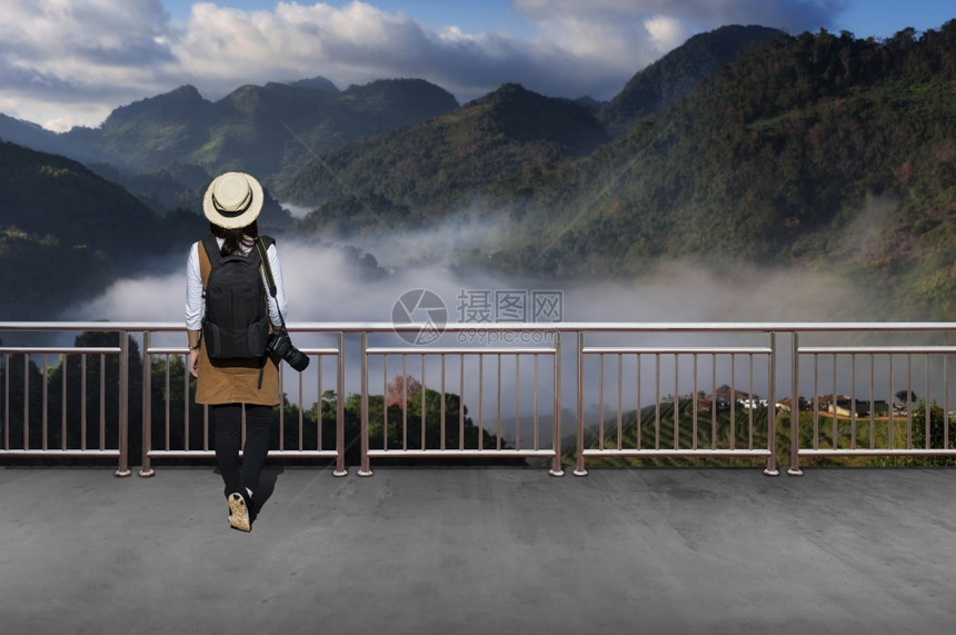 日语with丰富多彩的亚洲女观光客她穿的便衣风格是日语简单黑色背包和相机透视秋亚洲女游客的景色环境图片