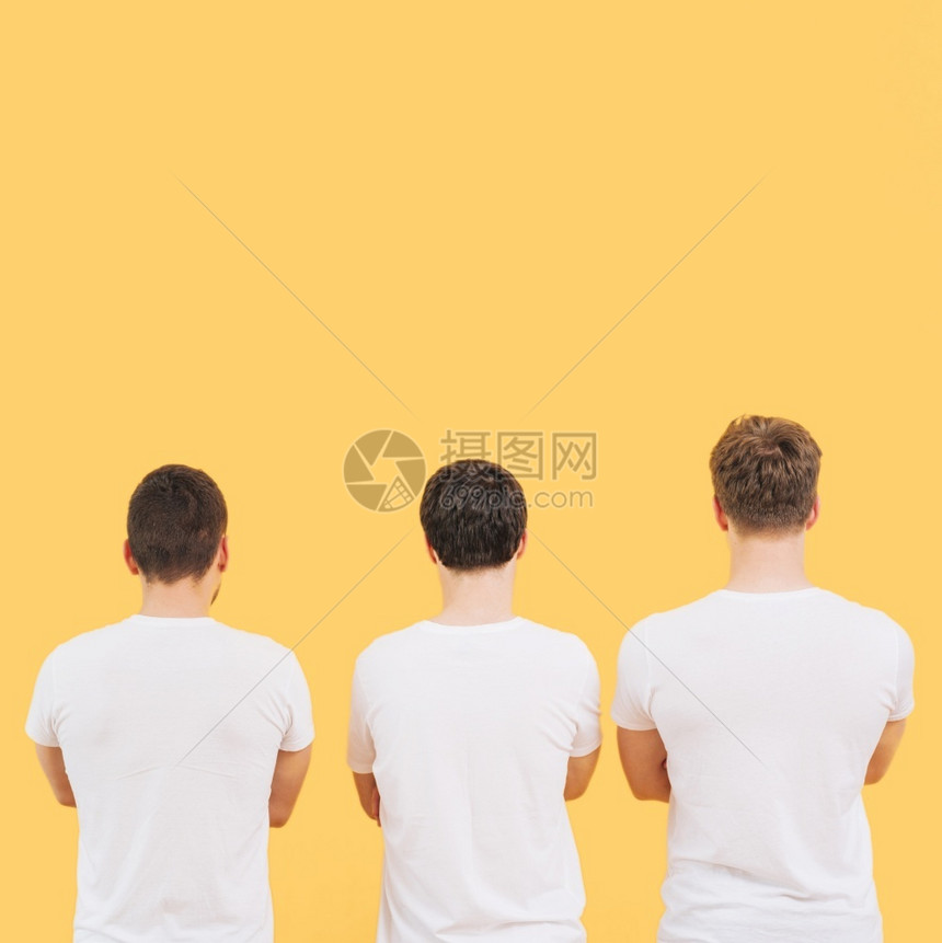 幸福男人在黄色背景下站立的白T衬衫高分辨率照片后视线男白色T衬衫黄背景下站立的白T衬衫优质照片时尚图片