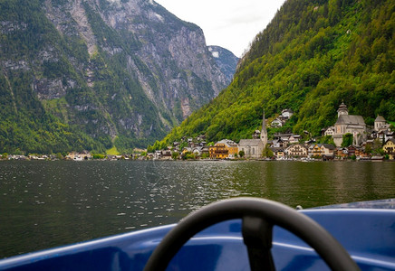 正面老的自然从奥地利HallstaterSee湖来的Hallstatart美景蓝色船停在最受欢迎的旅游地点高山高清图片素材