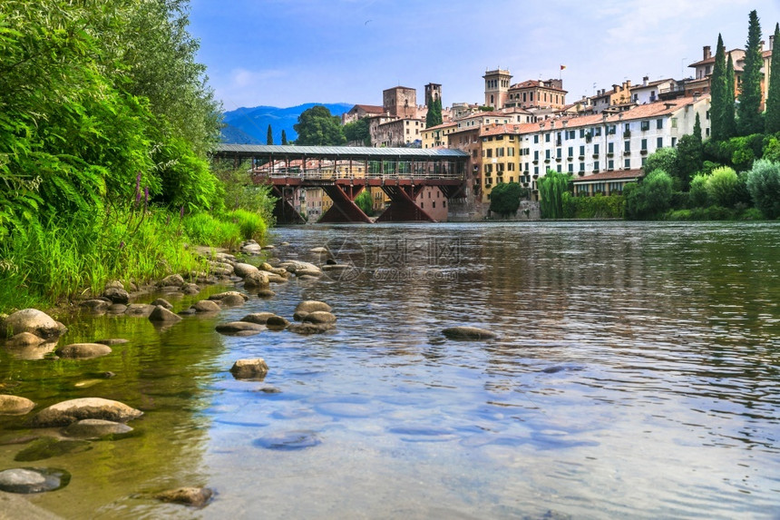 欧洲的旅行意大利美丽的中世纪城镇风景如画的巴萨诺德尔格拉帕拥有著名的桥梁维琴察省威尼托旅游区和意大利北部的地标巴萨诺德尔格拉帕巴图片