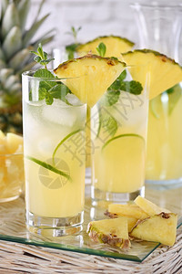 柠檬一种无酒精鸡尾新鲜的柠檬和薄荷加上新鲜的菠萝汁和龙舌兰鸡尾酒总是有香味和芳一种苏打背景