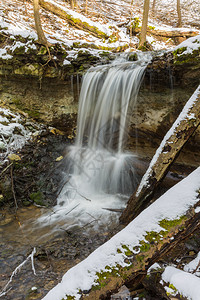 户外级联冬季白雪和树木的瀑布旅行照片290自然图片