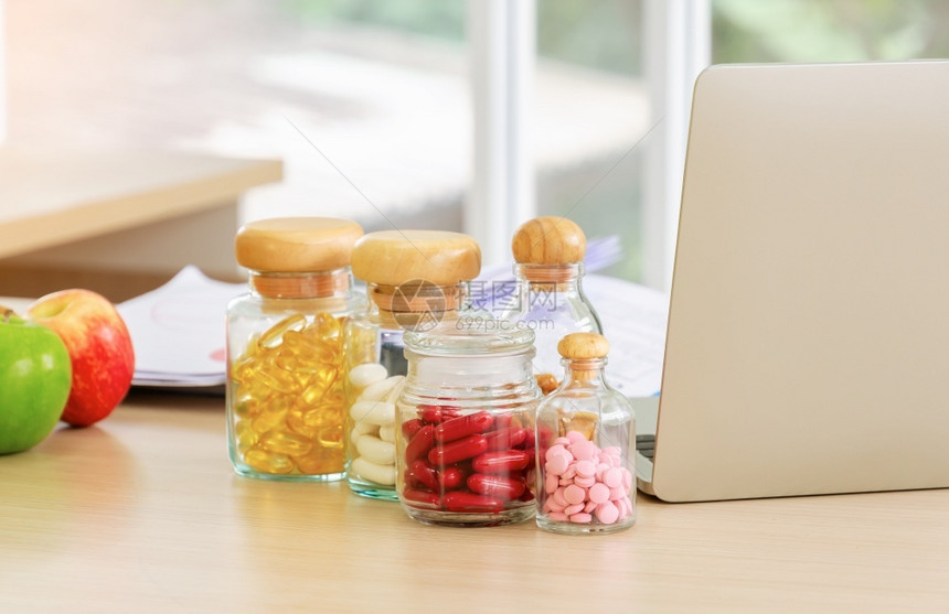 药用品和带水果膝上型电脑的胶囊装在医院病房营养学生桌上疾病互联网福利图片