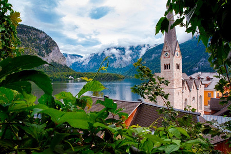 屋风景从奥地利多云的天空热门旅游目的地哈尔施塔特湖欣赏哈尔施塔特的美丽景观从奥地利多云的天空哈尔施塔特湖欣赏哈尔施塔特的美丽景观村庄高清图片素材