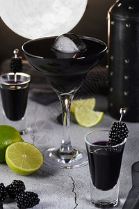 蓝莓马提尼是一杯万圣节鸡尾酒的全月丁玛格丽塔水果黑莓图片