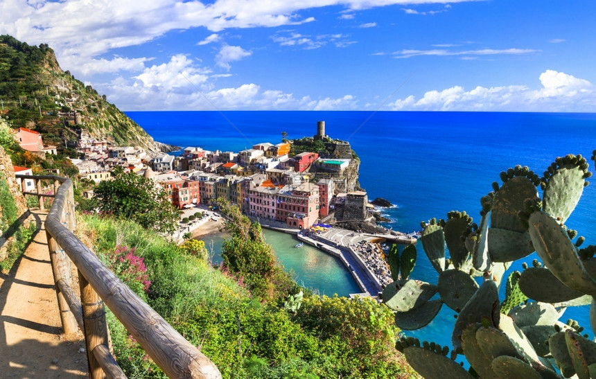 意大利旅行和地标Liguria海岸极美的Vernazza传统捕鱼村丰富多彩的拉夏天图片