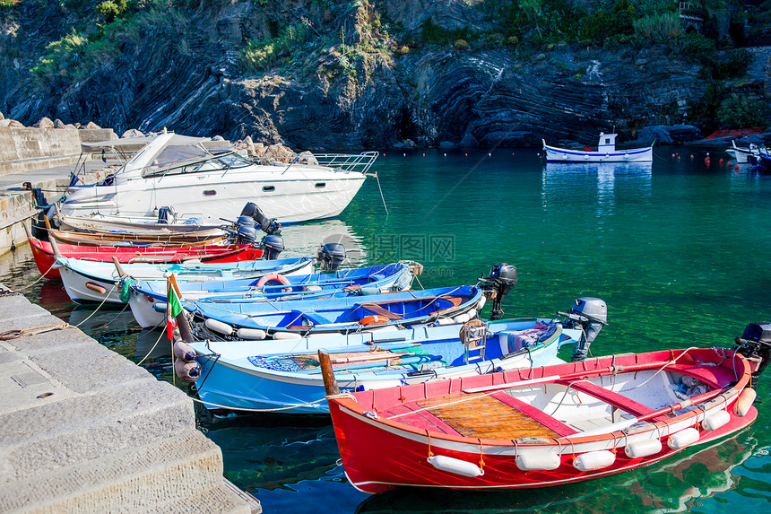 意大利的美丽舒适海湾有船只和明亮的绿水欧洲的利古里亚意大海岸的美丽舒适海湾有船只和清楚的绿水镇干净的图片