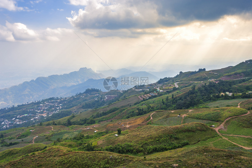 地标风景优美亚洲泰国PhuthabunPhuThapBuek公园自然轨迹村的全景观望山脉日落图片