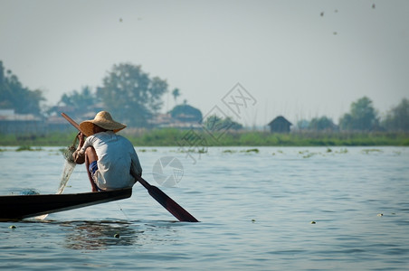 渔民茵莱湖的夫在一只脚上工作茵莱湖的渔夫在一只脚上工作缅甸陷阱钓鱼图片