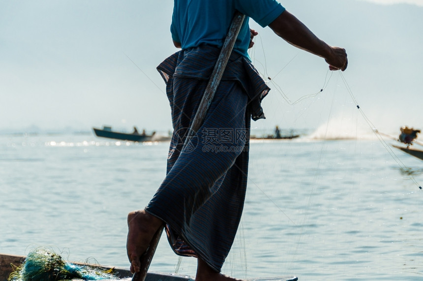 农业茵莱湖的渔夫在一只脚上工作茵莱湖的渔夫在一只脚上工作缅甸技术陷阱图片