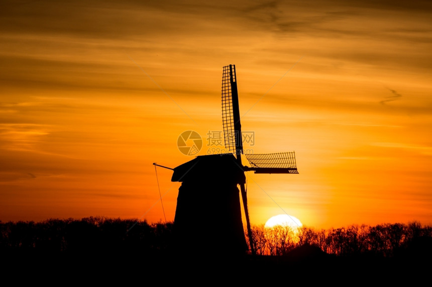 旅行宁静天空日出时的荷兰风车图片