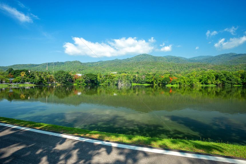 风景空的AngKaewChangiMai大学森林山蓝天背景白云山林自然之路的一幅景图草图片