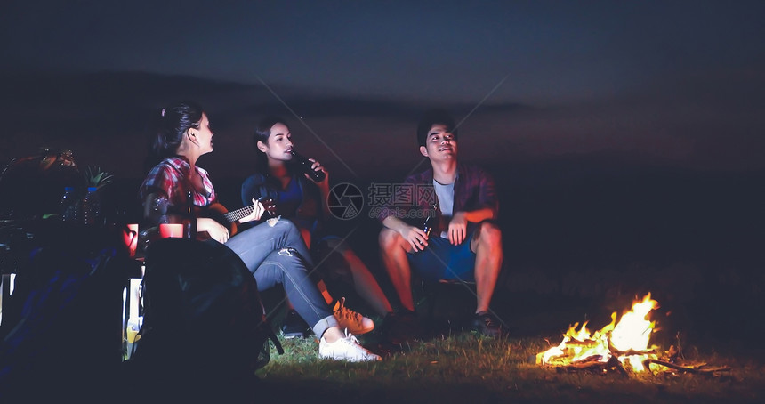 一群朋友在湖边露营聊天图片