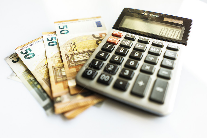 纸币和计算器白色背景的欧元纸币货财务税收利润和成本计算50欧元票据复合利率计算或金融投资业务概念财富速度化合物图片