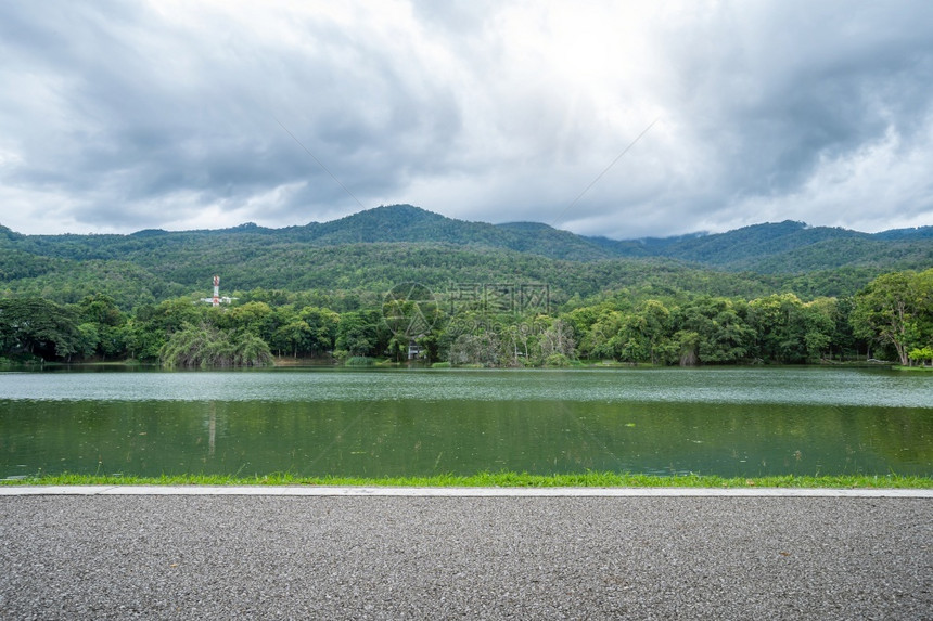 环境乡村的Ashalt黑色灰道路地貌在安高清迈大学自然林森中湖面的观察山见蓝天与白云的春光背景风图片