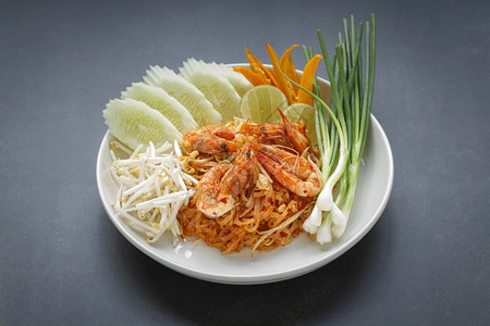蔬菜美食泰语国普德番薯炒面配有豆芽黄瓜石灰辣椒和春洋葱的虾晚餐图片