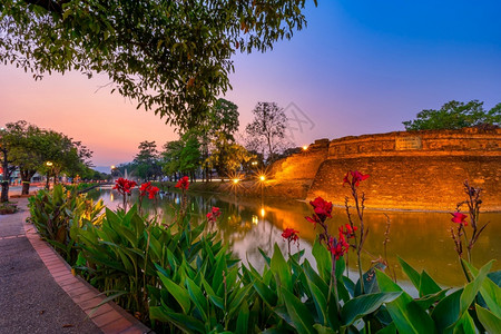 清迈古城墙和河谷KATAMCORNER与傍晚这是泰国清迈的主要旅游景点岩石花结背景图片