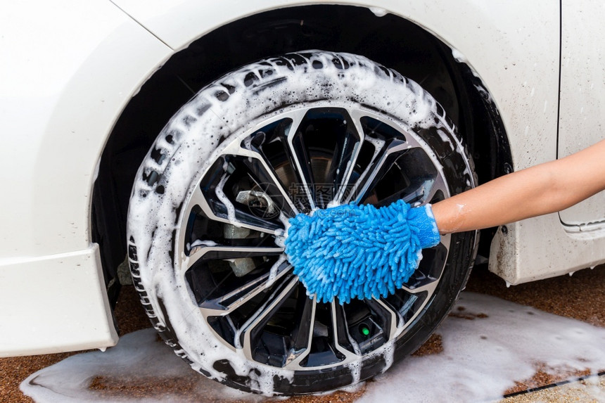 喷配有蓝色微纤维织物洗车轮的妇女手现代汽车或清洁洗概念污垢湿的图片