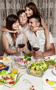 午餐水果搅拌喜悦家庭餐桌高清晰度照片前端欢乐家庭餐桌高品质照片图片