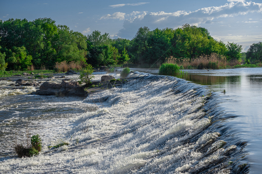 乌克兰米吉亚村附近的南布吉河上发电站大坝乌克兰米吉亚南布河上一个阳光明媚的夏季大坝全景环境图片