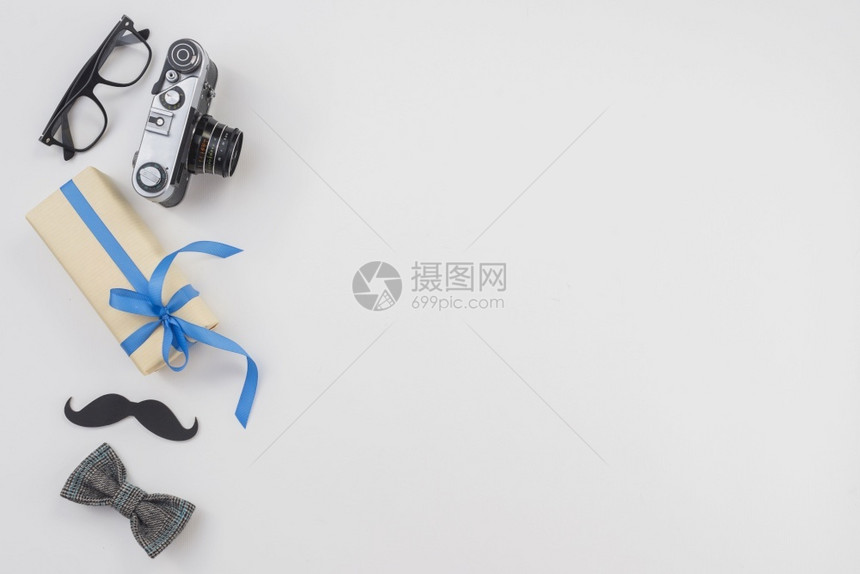 工人插图带有照相机弓领的礼品盒向量图片