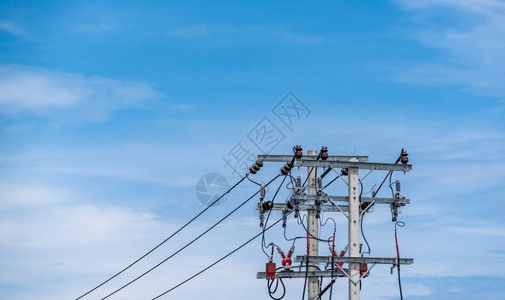 白色的天空电网输三相支持制造业的电力高压线杆和对抗蓝天白云建造图片