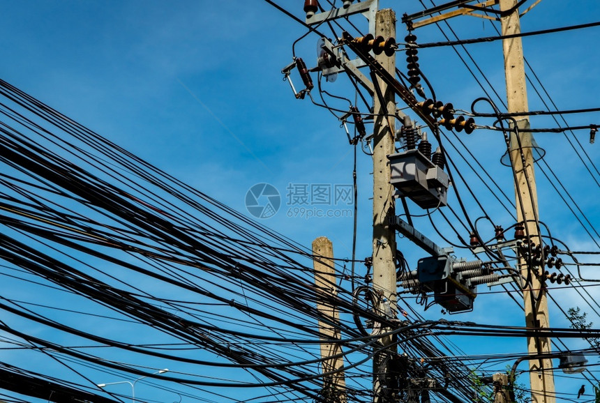 技术建造用于电网传输力的三相支持制造业的电力带有线和缆的高压杆反对蓝天白色的图片