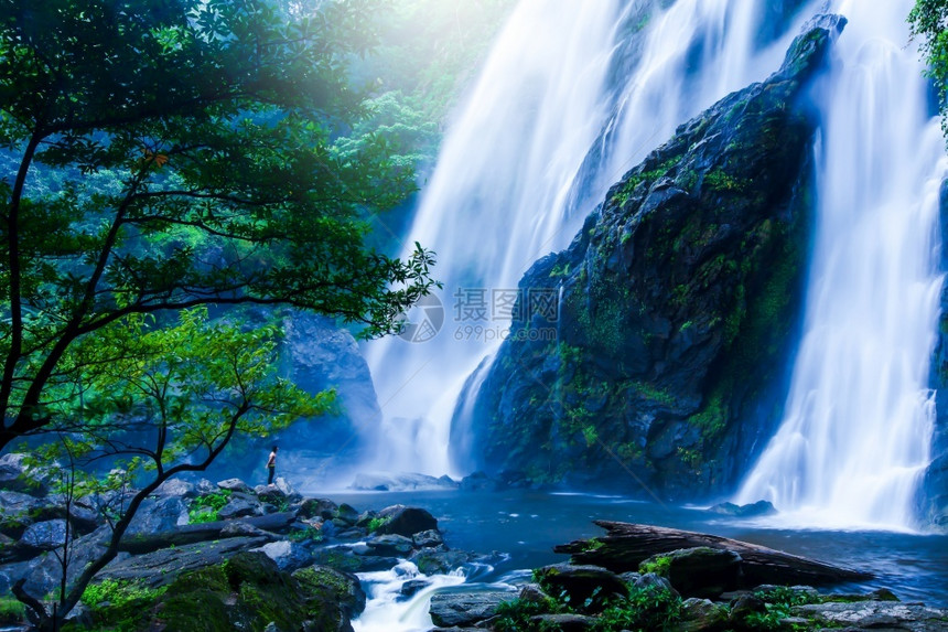 游客看着泰国千隆兰家公园KhlongLanNationalPark的大瀑布休闲概念长距离等观光景象接触春天图片