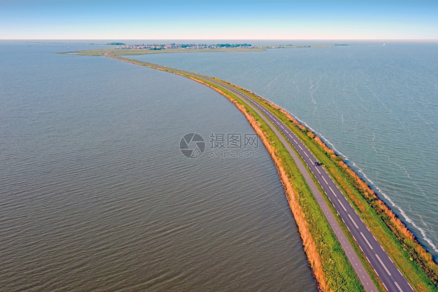 景观交通来自荷兰古瓦泽和IJsselmeer之间的马肯附近堤坝空中飞机支撑图片