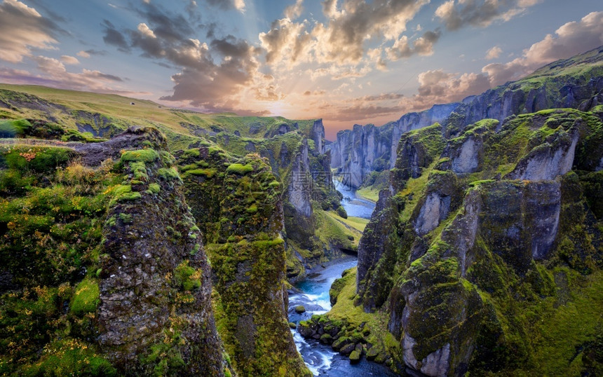 目的地国民天线冰岛著名的Fjadrargljufur峡谷欧洲冰岛东南最高级旅游景点图片
