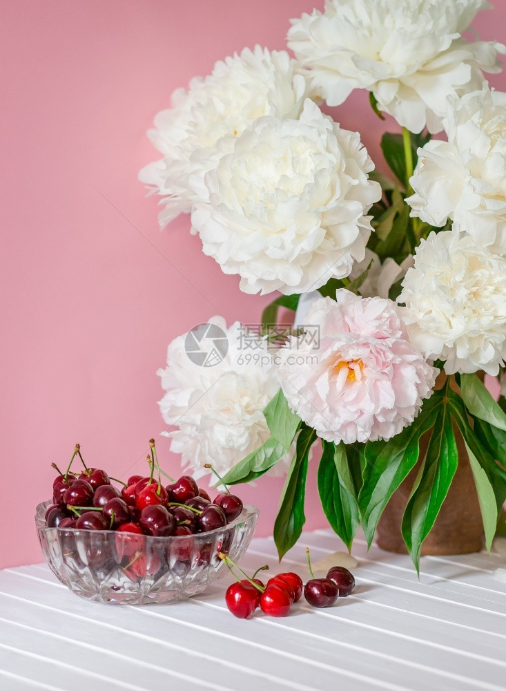 桌子上陶瓷花瓶里放着一大束牡丹碗里装着樱桃浪漫的心情桌上陶瓷花瓶里放着一大束牡丹碗里装着樱桃食物红色的图片
