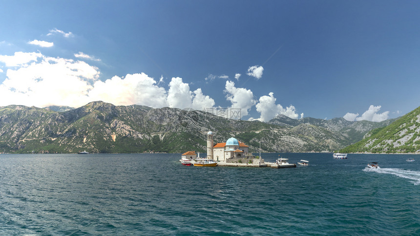 黑山科托尔湾一个岛上的岩礁教堂圣母在阳光明媚的夏季日子里黑山岩石教堂圣母玛利亚夏天自然全景图片
