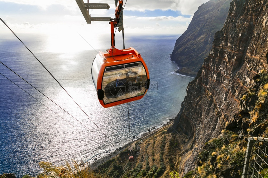 自然游客从天空到海滩的公路山上有线汽车CaboGirao马德拉岛广受欢迎的旅游景点和美丽的风电缆图片