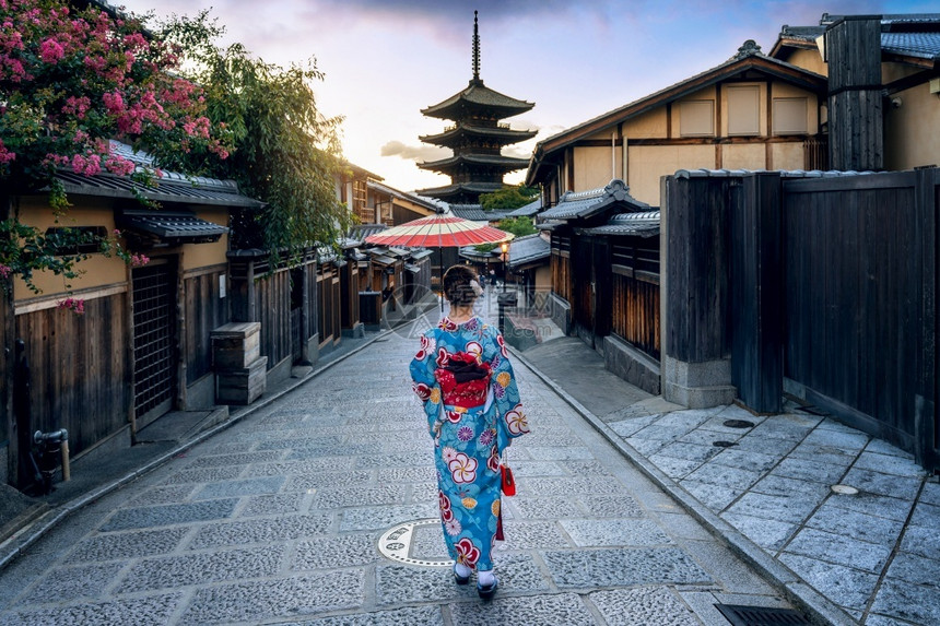 只园神社建造在日本京都YasakaPagoda和SannenZaka街穿日本传统和服的亚裔妇女图片