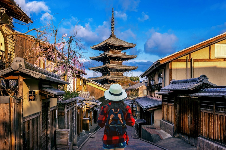 神社城市景观女孩在日本京都YasakaPagoda和SannenZaka街行走的背包女旅行者图片