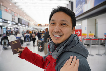 商业候机时手抚亚洲肩在机场迎接朋友手拿大行李护照旅客和友好的概念目地成人问候高清图片素材
