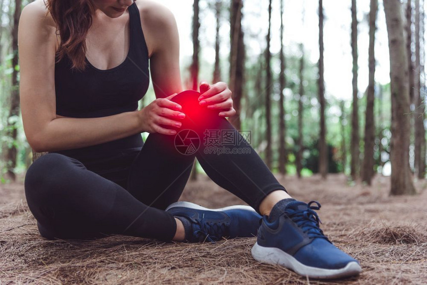 人们疼痛卫生保健在森林松树背景医疗和保健概念自然与人主题生活方式红光点使用时运动妇女在跑步时膝上受伤图片