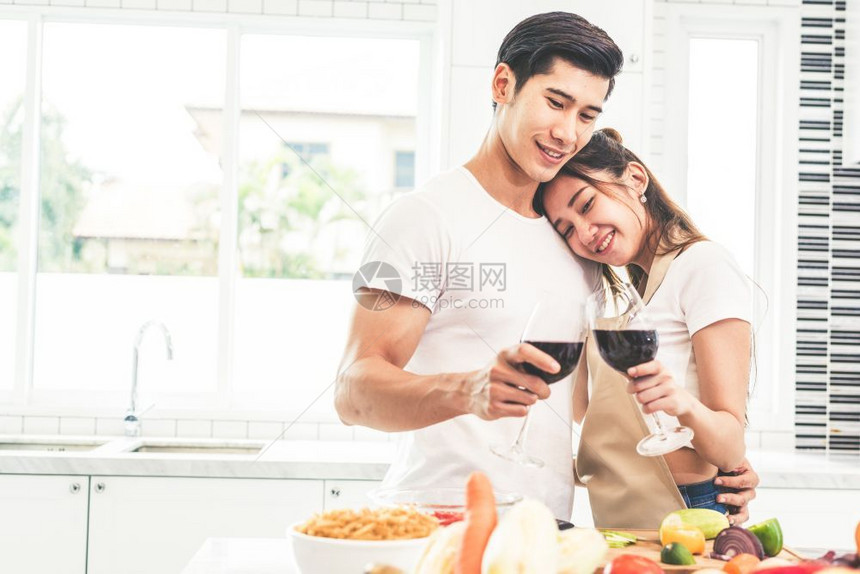 亚洲情人或侣在家厨房的里饮酒爱与幸福概念甜蜜月和情人节主题甜的公寓男图片