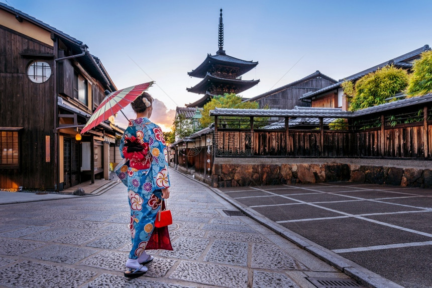 建造神社道在日本京都YasakaPagoda和SannenZaka街戴雨伞的妇女穿着日本传统和服图片